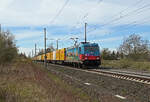 G�nni (185 367) bespannte am 09.04.26 einen DHL-Containerzug von Frankfurt(M) nach Gro�beeren. Hier rollt der Zug durch Brehna Richtung Bitterfeld.