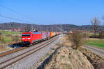 152 050 DB Cargo mit einem KLV-/Containerzug bei Oberdachstetten Richtung W�rzburg, 28.03.2022