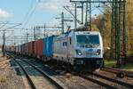 187 013 METRANS/Die G�terbahnen mit Containerzug in Hamburg Harburg, April 2026.
Ende des Bahnsteiges fotografiert.