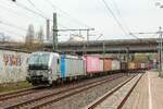 6193 121 Railpool mit Containerzug in Hamburg Harburg, April 2026.