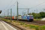 DB 152 135-0 'TFG AlbatrosExpess' mit Containerzug in Madgeburg Hbf, Juni 2023.