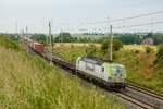 193 785-3 Captrain mit Containerzug in Ovelg�nne, Juni 2023.