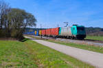 185 615 ATLU mit einem Containerzug bei P�lling Richtung Regensburg, 11.04.2022