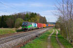 193 223 ELL/WLC mit einem Containerzug bei Postbauer-Heng Richtung N�rnberg, 14.04.2022