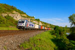 187 510 Akiem/Metrans mit einem Containerzug bei Himmelstadt Richtung Gem�nden, 07.05.2022