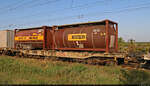 Vierachsiger Containertragwagen aus der Schweiz mit der Bezeichnung 'SdKmms' (83 85 4754 734-2 CH-HUPAC), eingereiht in einem Containerzug der Bertschi AG bei der Fahrt �ber die Leipziger Chaussee (B 6) in Halle (Saale) Richtung Abzweig Th�ringer Bah ...