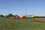 6193 587 von  WLC  mit einem Containerzug aus M�nchen kommend am 13. August 2026 bei �bersee am Chiemsee.