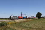 6193 124 von  Railpool  war mit einem Containerzug am 14. August 2026 bei �bersee am Chiemsee in Richtung M�nchen unterwegs.