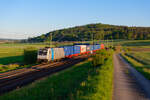 185 697 Railpool mit einem Container/KLV-Zug bei Oberdachstetten Richtung Ansbach, 14.05.2022