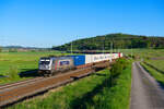 187 509 Akiem/Metrans mit einem Containerzug bei Oberdachstetten Richtung Ansbach, 14.05.2022