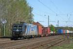 185 546-9 der LTH Transportlogistik mit einem Containerzug aus Richtung Hannover kommend bei der Durchfahrt in Radbruch am 18.04.09.