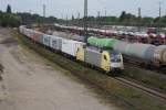 ES 64 U2-008 mit einem langen Containerzug fuhr am 01.09.2009 in den Seelzer Rbf.