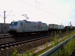Eine BR 185 der TX-Logistik mit einem Containerzug zwischen M�nchen und Augsburg im August 2008.