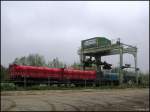 Containerbr�cke Hilgers (35t) der Firma Rhenus AG in Sande Bahnhof hat schon zwei Wagen mit M�llcontainer best�ckt.