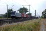 185 671-5 der RAILPOOL mit einem Containerzug zwischen Gro�wudicke und Rathenow in Richtung Wustermark.