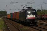 ES 64 U2-032 mit einem Containerzug in D�sseldorf-Rath am 20.07.2010