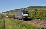 ES 64 U2-069 MRCE-BoxXpress mit Containern in Th�ngersheim am 21.9.2010