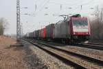 Crossrail 185 601-2 am 04.04.2013 mit einem KLV zwischen den �berholgleisen in Orschweier.