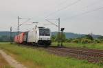 Am 9.Juni 2013 war Transpetrol 185 697 mit dem Novelis-Zug unterhalb der Marienburg bei Burgstemmen auf dem Weg nach G�ttingen.