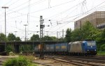185 527-9 von Crossrail kommt aus Richtung K�ln,Aachen-Hbf mit einem langen Bulkhaul-Ganzzug aus Melzo(I) nach Zeebrugge-Ramskapelle(B) und f�hrt in Aachen-West ein bei Sonne und Wolken am Abend vom