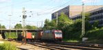 185 599-8 von Crossrail kommt aus Richtung K�ln,Aachen-Hbf mit einem langen Ewals-Cargo-Care-Containerzug aus aus Novara(I) nach Genk-Zuid-Haven(B) und f�hrt in Aachen-West ein in der Abendsonne am