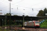 185 600-4 von Crossrail kommt aus Richtung K�ln,Aachen-Hbf mit einem langen Ewals-Cargo-Care-Containerzug aus Novara(I) nach Genk-Zuid-Haven(B) und f�hrt in Aachen-West ein bei Regenwetter in detr