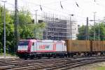 185 590-7 von Crossrail kommt aus Richtung Köln,Aachen-Hbf mit einem langen  P&O Ferrymasters Containerzug aus Gallarate(I) nach Zeebrugge(B) und fährt in Aachen-West ein.