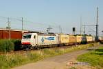 185 581 Crossrail Ewals Cargo Care mit Containerzug in K�ln Porz Wahn, Juli 2014.