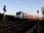 Containerzug mit der Metrans 386 011-1 auf dem Weg nach Hamburg, aufgenommen am 19.02.2015 in DD-Stetzsch.