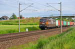 151 017-1 mit Containerzug bei Zschortau.