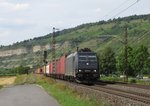 185 574-1 von MRCE zieht am 11.August 2016 einen Containerzug bei Th�ngersheim in Richtung W�rzburg.