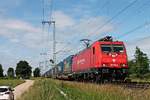 Mit einem  LKW Walter -KLV aus Zeebrugge fuhr am Nachmittag des 05.06.2017 die BRLL/XRAIL 185 596-4  Suzy  nördlich von Müllheim (Baden) in Richtung Schweizer Grenze.