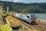 193 108 SBB Cargo International mit KLV in Oberwesel an der Stadtmauer, Juni 2023.