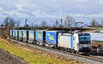 Die 193 827 fährt bei stürmischem Wetter in Langenisarhofen mit einem LKW Walterzug vorüber.Bild 17.1.2018