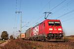 Mit einem KLV nach Italien war am Nachmittag des 31.10.2017 die 185 399-3  399  nördlich von Müllheim (Baden) durchs Rheintal in Richtung Schweiz unterwegs.