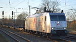 TX Logistik Austria GmbH, Schwechat [A] mit der österreichischen  185 537-8  [NVR-Nummer: 93 81 0185 537-8 A-TXL] und Taschenwagenzug aus Verona Richtung Rostock am 18.12.19 Durchfahrt Bf.