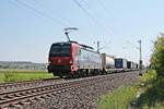 Am Nachmittag des 23.04.2020 fuhr LokRoll/SBBCI 193 461  Olten  nördlich von Hügelheim mit einem langen KLV über die Rheintalbahn durchs Markgräflerland in Richtung Freiburg