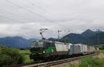 193 244 der ELL und 193 xxx der Railpool gemeinsam vor einem KLV auf der KBS 951 Richtung Rosenheim am 13.07.2021