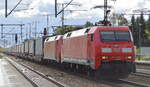 DB Cargo AG [D] mit der Doppeltraktion  152 026-1  [NVR-Nummer: 91 80 6152 026-1 D-DB] +  152 154-1  [NVR-Nummer: 91 80 6152 154-1 D-DB] und KLV-Zug am 16.10.21 Durchfahrt Bf.