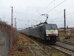 LTE 189 451 mit dem Miratrans-KLV von Ludwigshafen BASF Ubf nach Olsztyn Glowny (PL), am 18.02.2022 in Naumburg (S) Hbf.