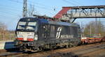 DB Cargo AG [D] / Mercitalia Rail S.r.l., Roma [I] mit der MRCE Vectron  X4 E - 706  [NVR-Nummer: 91 80 6193 706-9 D-DISPO] und KLV-Zug am 10.03.22 Durchfahrt Bf.