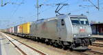 TX Logistik Austria GmbH, Schwechat [A] mit  185 531-1  [Name: Renate] [NVR-Nummer: 93 81 0185 531-1 A-TXL] und KLV-Zug am 23.03.22 Durchfahrt Bf.