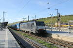 MRCE 189 283 mit einem LKW Walter-KLV Richtung Österreich, am 17.10.2022 in Würzburg Hbf.