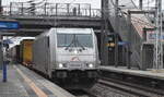TX Logistik Austria GmbH, Schwechat [A] mit ihrer  185 418-3  [NVR-Nummer: 91 81 0185 418-3 A-TXLA] und KLV-Zug aus Rostock Seehafen kommend am 25.01.23 Durchfahrt Bahnhof Berlin