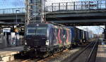 LOKORAIL, a.s., Bratislava [SK] mit der angemieteten ID Vectron   5 370 028-0  [NVR-Nummer: 91 51 5370 028-0 PL-ID] und KLV-ZUG Richtung Rostock Seehafen am 11.03.23 Durchfahrt Bahnhof