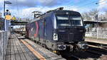 LOKORAIL, a.s., Bratislava [SK] mit der angemieteten ID Vectron  5 370 028-0  [NVR-Nummer: 91 51 5370 028-0 PL-ID] und KLV-Zug aus Richtung Rostock Seehafen kommend am 15.03.23 Durchfahrt Bahnhof