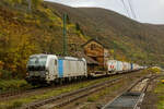 193 998-2 Railpool mit KLV in Kaub am Rhein, November 2023.