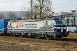 193 817-4 VTG retrack Vectron mit Lkw-Walter KLV in Wuppertal, Februar 2024.