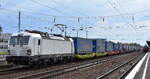 LOKORAIL, a.s., Bratislava [SK] mit der recht neuen noch weißen   6193 984  [NVR-Nummer: 91 80 6193 984-2 D-RAILL] und KLV-Zug Richtung Rostock Seehafen am 22.05.24 Höhe Bahnhof