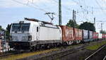 ELL Vectron  193 426  [NVR-Nummer: 91 80 6193 426-4 D-ELOC] an diesem Tag vermietet an ? mit KLV-Zug am 21.05.24 Höhe Bahnhof Magdeburg-Neustadt.